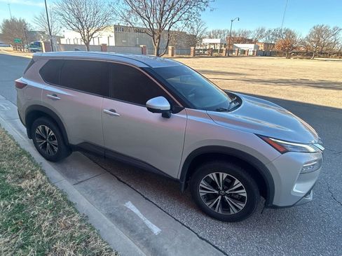 Used 2021 Nissan Rogue SV image 4