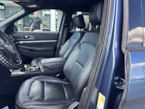 Used 2018 Ford Explorer XLT w/ Equipment Group 202A AWD/4WD image 10