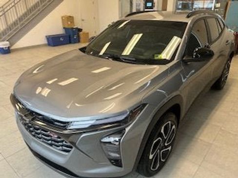 Used 2025 Chevrolet Trax RS w/ Driver Confidence Package image 3