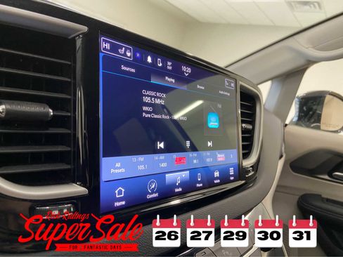 Used 2024 Chrysler Pacifica Touring-L image 27