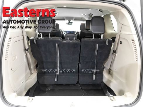 Used 2023 Chrysler Pacifica Touring-L FWD image 9