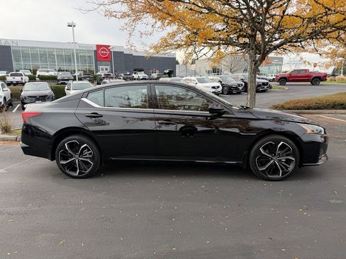 Used 2023 Nissan Altima 2.5 SR w/ SR Premium Package image 9