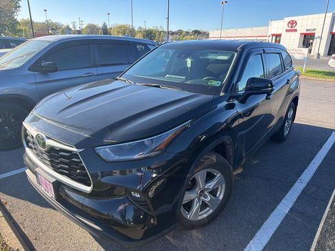 Used 2021 Toyota Highlander LE image 1