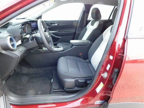 Used 2025 Chevrolet Trax LS image 12