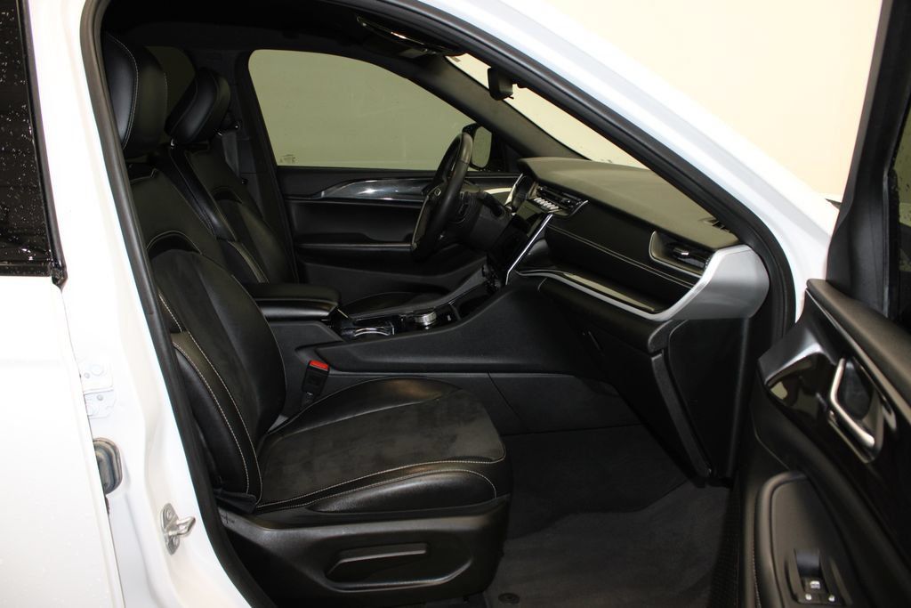 Used 2023 Jeep Grand Cherokee Altitude AWD/4WD image 9