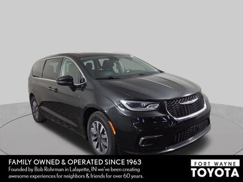 Used 2023 Chrysler Pacifica Touring-L FWD image 4