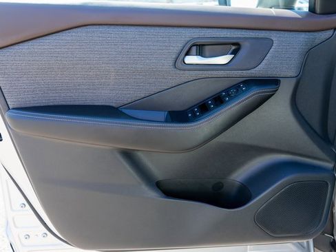 Used 2022 Nissan Rogue SV image 18