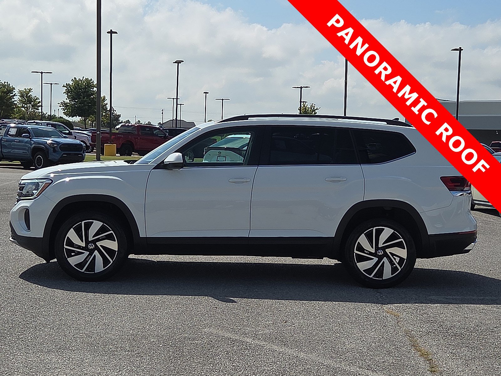 Used 2024 Volkswagen Atlas SE w/ Panoramic Sunroof Package FWD image 3