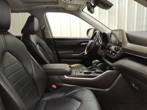 Used 2021 Toyota Highlander XLE AWD/4WD image 21