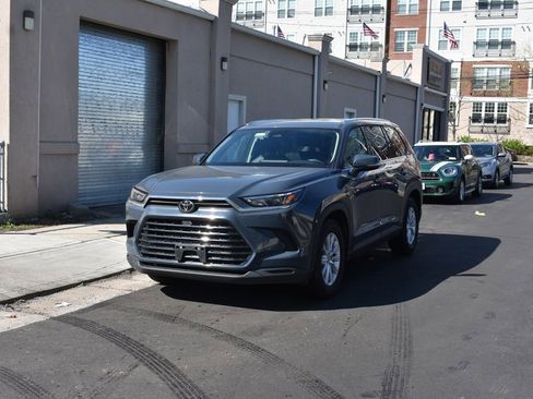 Used 2025 Toyota Grand Highlander FWD image 2