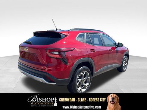 Used 2025 Chevrolet Trax LT FWD image 11