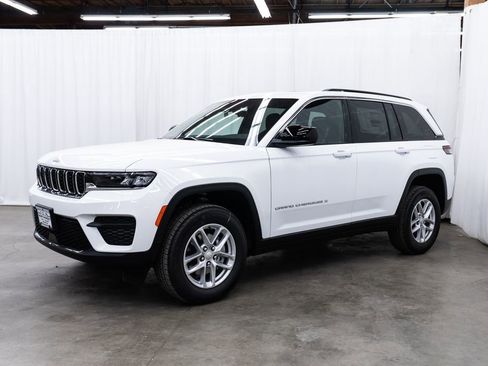 New 2026 Jeep Grand Cherokee Laredo image 3