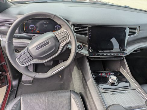 Used 2024 Jeep Wagoneer Series II w/ Flexible Seating Group image 13