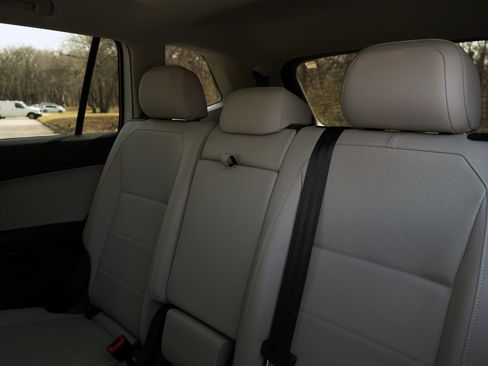 Used 2020 Volkswagen Tiguan SE w/ Panoramic Sunroof Package image 18