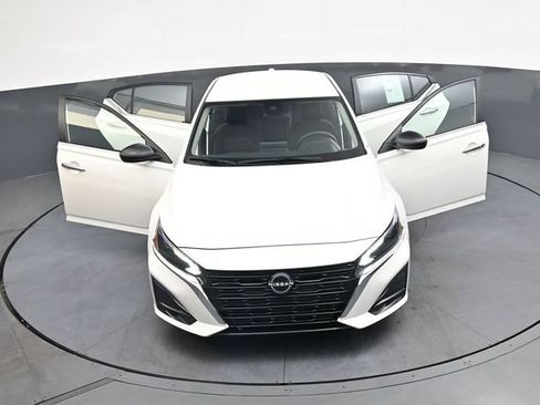 Used 2025 Nissan Altima 2.5 SV FWD image 41