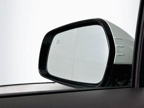 Used 2025 Kia Carnival FWD image 16