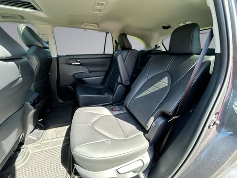 Used 2024 Toyota Highlander XLE FWD image 29