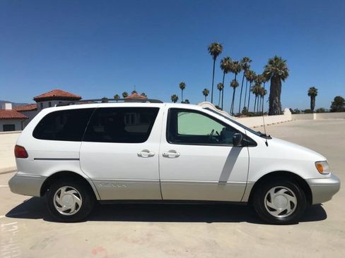 Used 1999 Toyota Sienna XLE image 8
