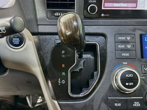 Used 2020 Toyota Sienna XLE w/ XLE Navigation Package FWD image 20