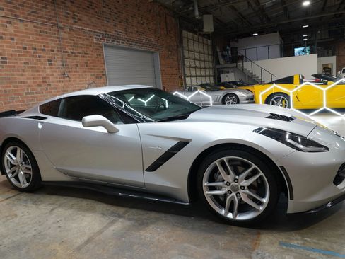 Used 2018 Chevrolet Corvette Stingray Coupe RWD image 2