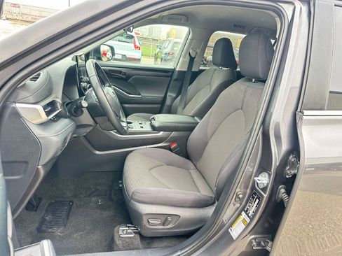 Used 2025 Toyota Highlander LE image 37