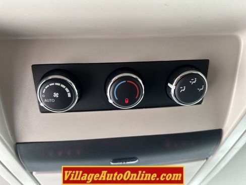 Used 2014 Chrysler Town & Country Touring FWD image 32