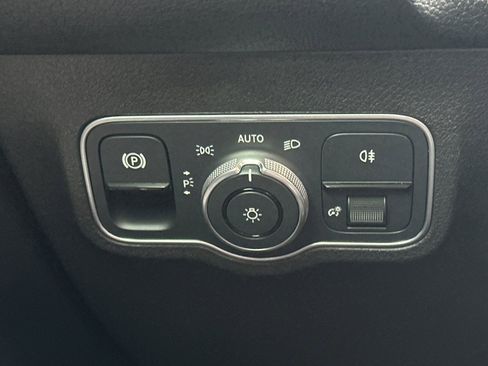 Used 2023 Mercedes-Benz GLB 250 image 23