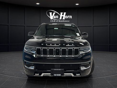 Used 2022 Jeep Wagoneer Series III w/ Premium Group I AWD/4WD image 2