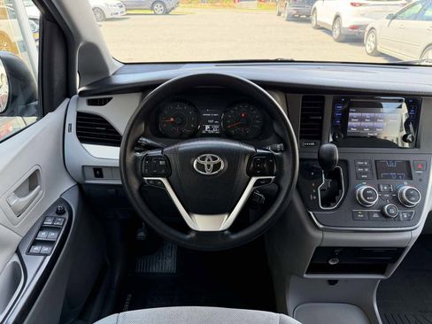Used 2016 Toyota Sienna L FWD image 16