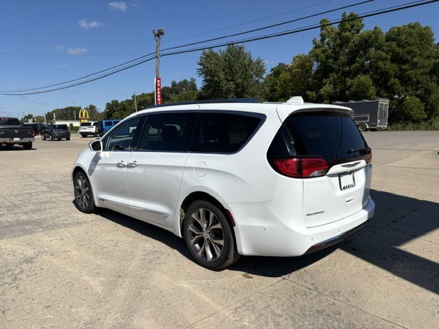 Used 2020 Chrysler Pacifica Limited w/ Tire & Wheel Group FWD image 6