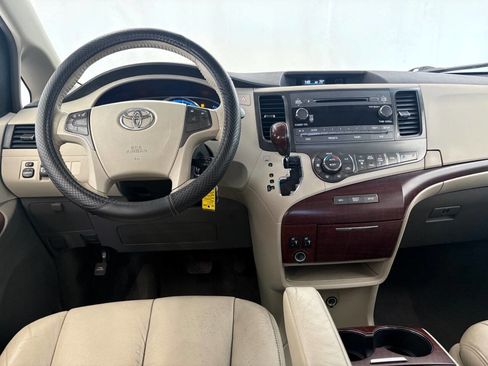 Used 2011 Toyota Sienna XLE image 12