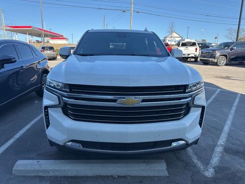 Used 2024 Chevrolet Suburban LT image 3