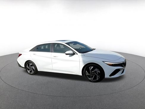 Used 2025 Hyundai Elantra Limited image 2