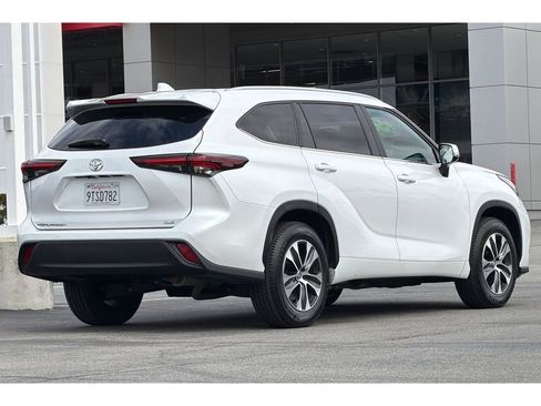 Certified 2025 Toyota Highlander XLE FWD image 4