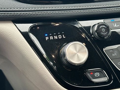 Used 2024 Chrysler Pacifica Select image 23