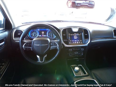 Used 2015 Chrysler 300 Limited RWD image 37