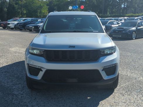 Used 2024 Jeep Grand Cherokee Limited w/ Black Appearance Package AWD/4WD image 9