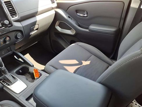 Used 2022 Nissan Frontier SV w/ Technology Package image 12