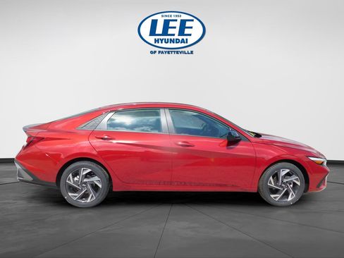 Used 2025 Hyundai Elantra Sport image 2