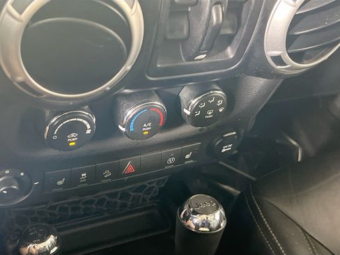 Used 2015 Jeep Wrangler Unlimited Sahara w/ Dual Top Group AWD/4WD image 13