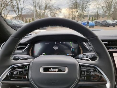 Used 2023 Jeep Grand Cherokee Overland w/ Luxury Tech Group IV image 23