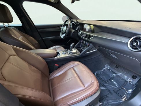 Used 2023 Alfa Romeo Stelvio Ti AWD/4WD image 22