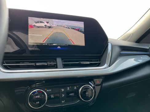 Used 2025 Chevrolet Trax LT image 21