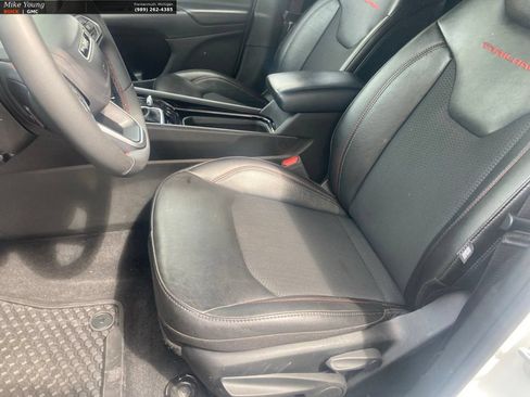 Used 2025 Jeep Compass Trailhawk AWD/4WD image 22