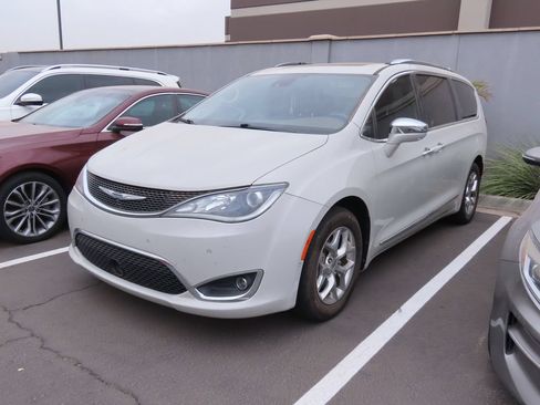 Used 2017 Chrysler Pacifica Limited w/ UConnect Theater Package FWD image 2