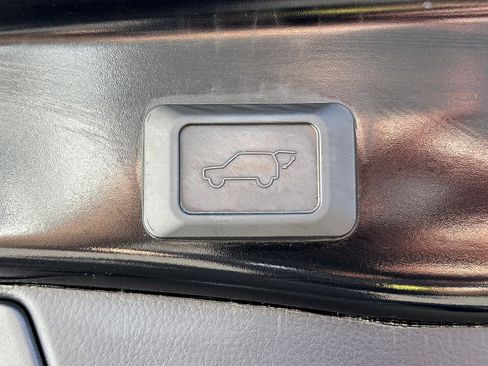 Used 2021 Toyota RAV4 XLE Premium AWD/4WD image 7