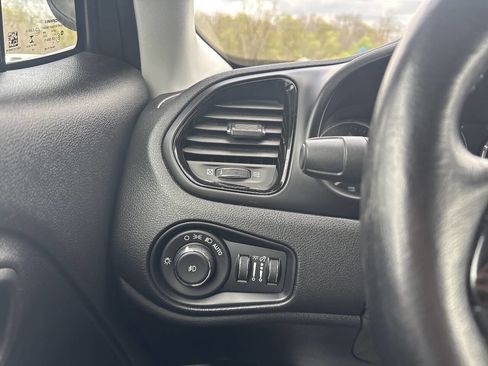 Used 2016 Jeep Renegade Latitude AWD/4WD image 29