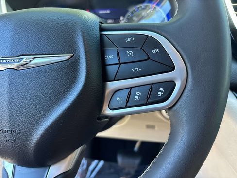 Used 2023 Chrysler Pacifica Touring-L FWD image 24