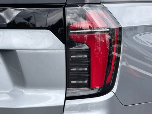 Used 2025 Chevrolet Suburban Z71 image 48