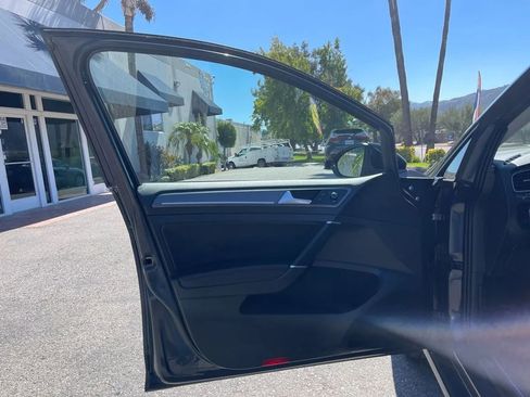 Used 2019 Volkswagen e-Golf SEL Premium image 17